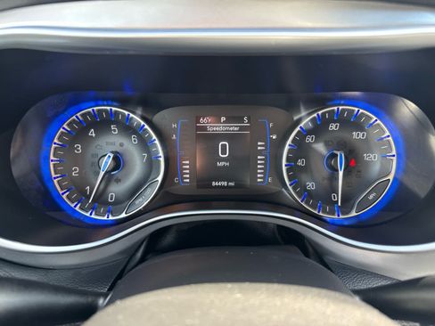 Used 2019 Chrysler Pacifica Touring Plus w/ S Appearance Package FWD image 22