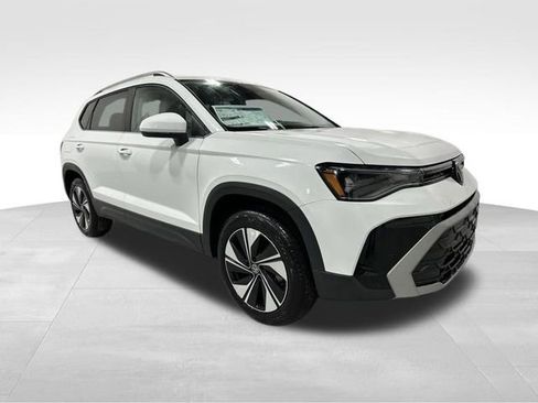 New 2026 Volkswagen Taos SE image 3