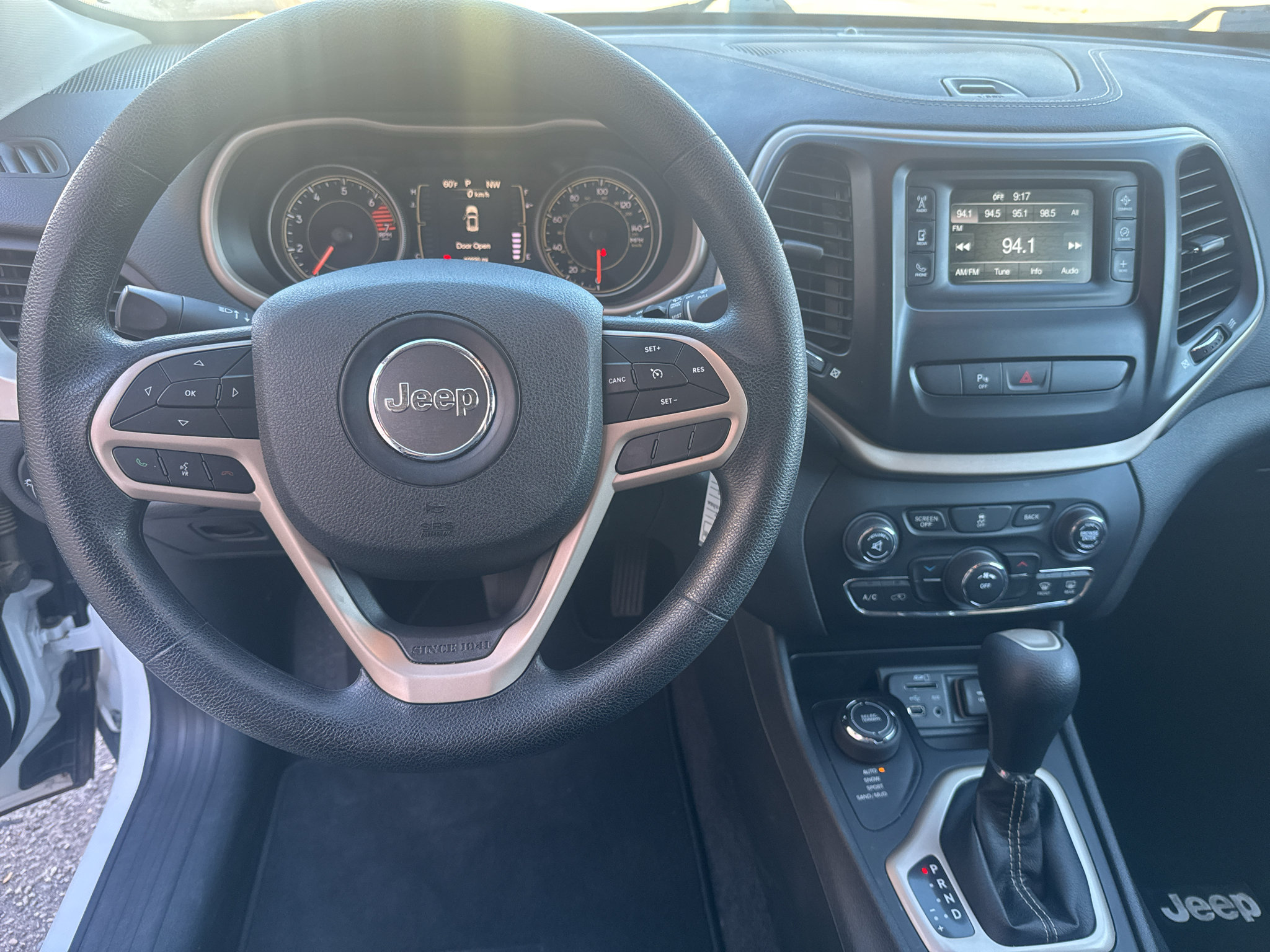Used 2018 Jeep Cherokee Latitude w/ Safety Group AWD/4WD image 14