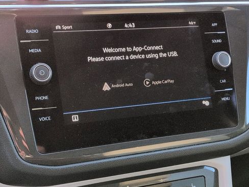 Used 2024 Volkswagen Tiguan SE image 28