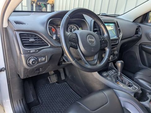 Used 2019 Jeep Cherokee Trailhawk w/ Cold Weather Group AWD/4WD image 2