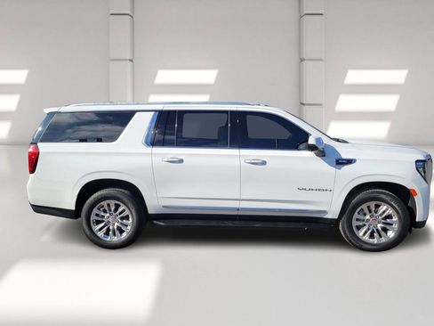 Used 2022 GMC Yukon XL SLT w/ SLT Premium Package image 6