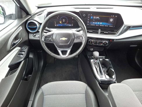 Used 2025 Chevrolet Trax LT w/ LT Convenience Package FWD image 11
