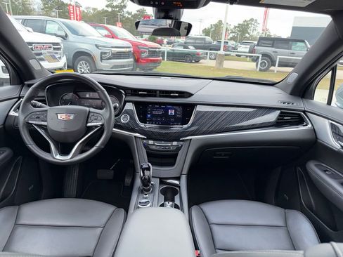 Used 2025 Cadillac XT6 Premium Luxury image 13
