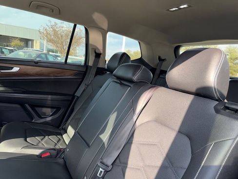 Used 2025 Volkswagen Atlas SE image 28