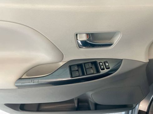 Used 2012 Toyota Sienna SE image 13
