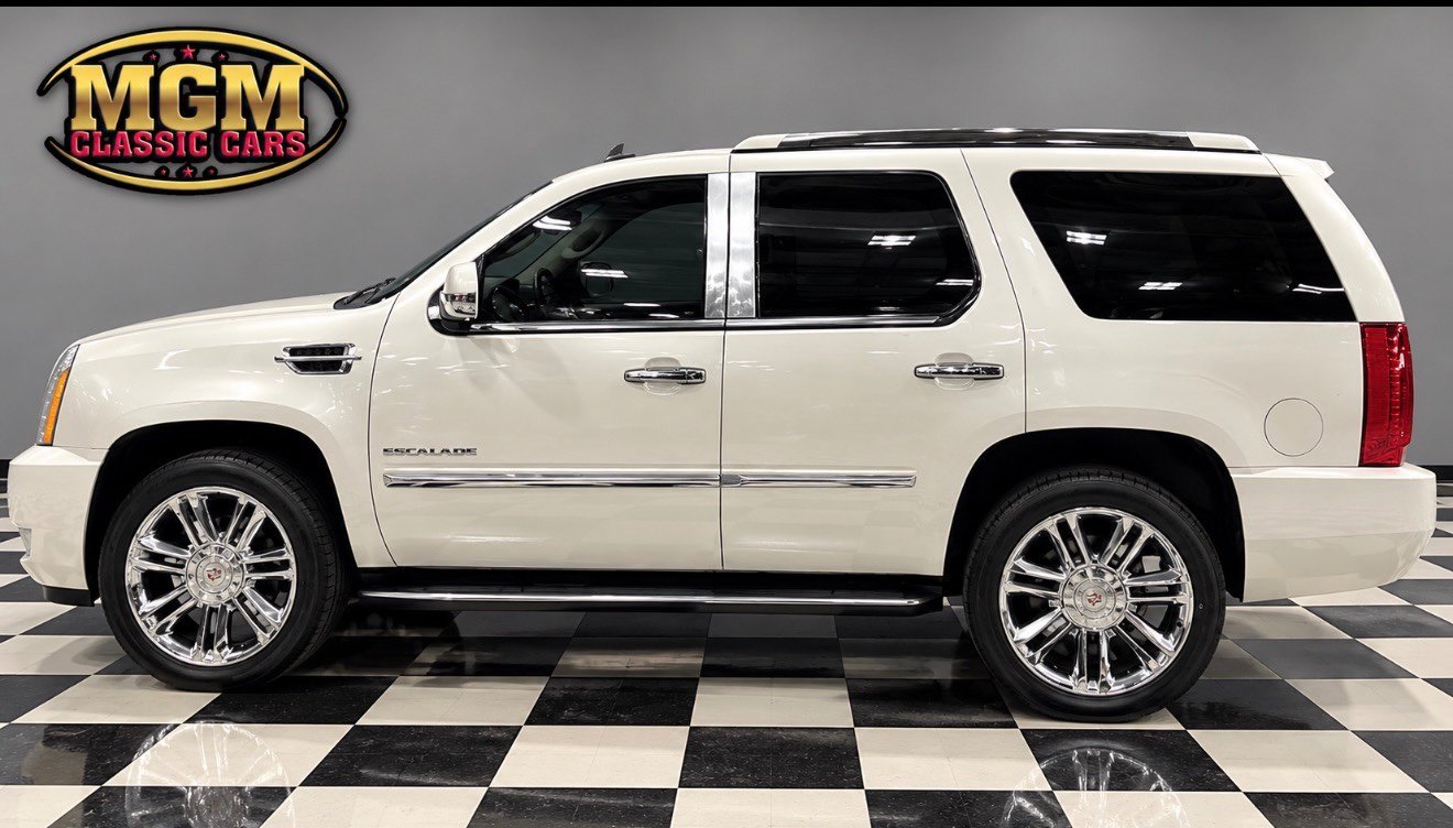 Used 2013 Cadillac Escalade Platinum RWD image 2