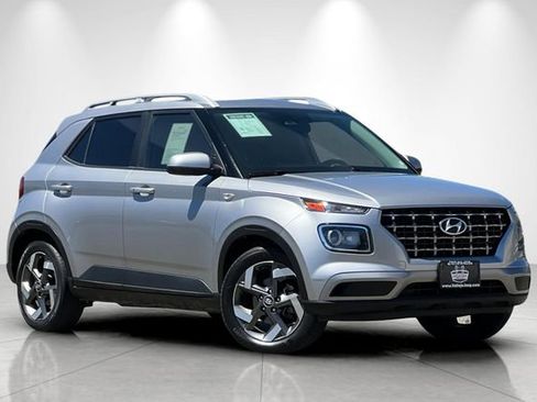 Used 2024 Hyundai Venue SEL FWD image 2