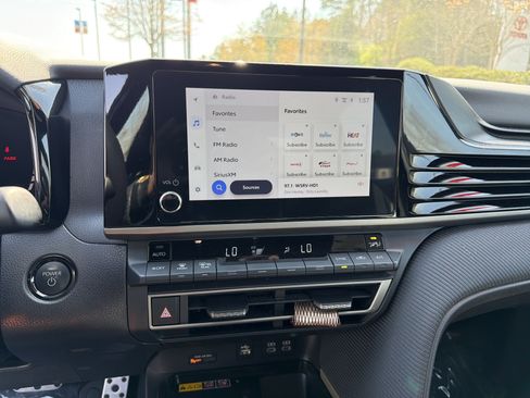 Used 2025 Toyota Camry SE image 28