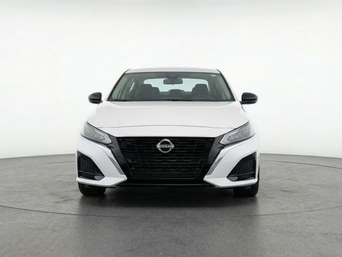Used 2025 Nissan Altima 2.5 SV FWD image 2