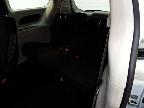 Used 2021 Chrysler Voyager LX FWD image 10