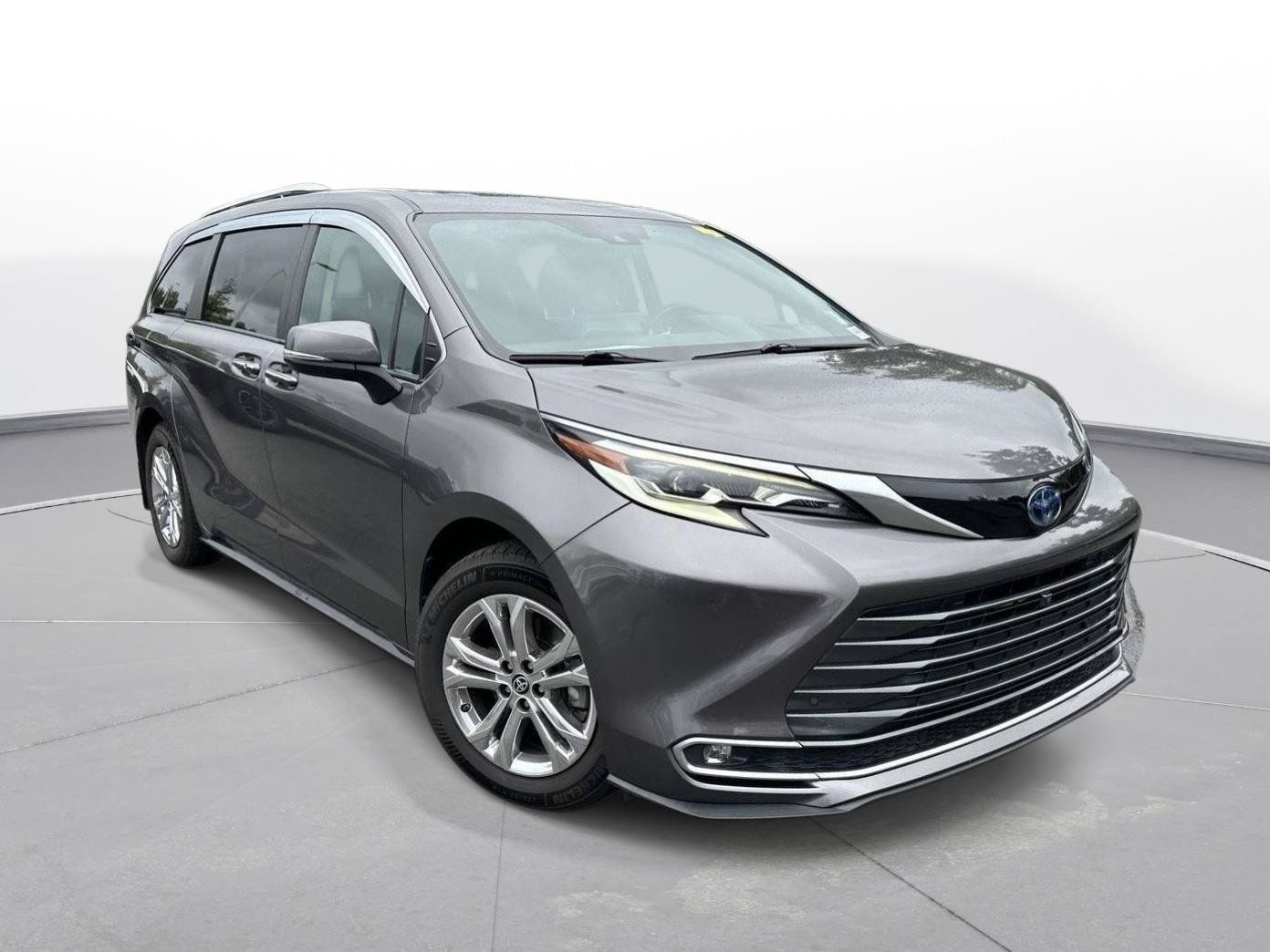 Used 2023 Toyota Sienna Platinum AWD/4WD image 4