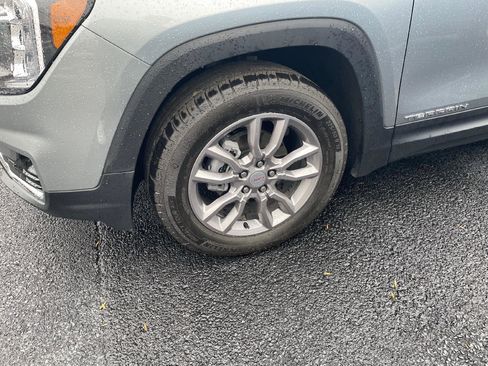 Used 2024 GMC Terrain SLT w/ Infotainment Package II image 6