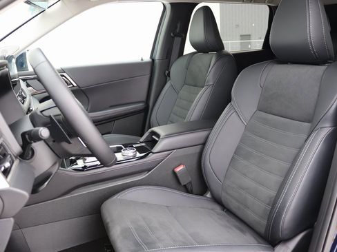 Used 2025 Mitsubishi Outlander SE image 12