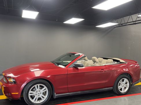 Used 2010 Ford Mustang Convertible image 2