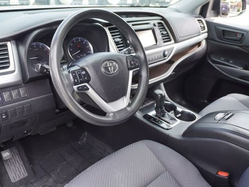 Used 2019 Toyota Highlander LE FWD image 12