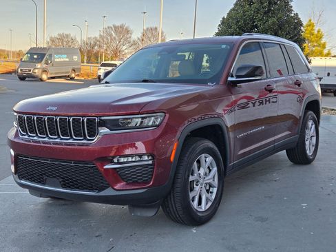 Used 2022 Jeep Grand Cherokee Limited image 3