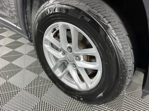 Used 2024 Jeep Grand Cherokee L Laredo RWD image 16