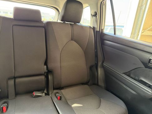 Used 2025 Toyota Highlander LE image 38