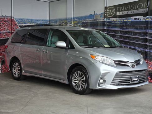 Certified 2020 Toyota Sienna XLE FWD image 1