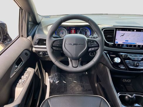 Used 2025 Chrysler Pacifica Limited FWD image 23