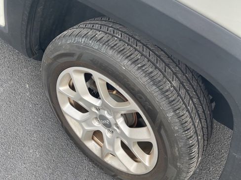 Used 2018 Jeep Renegade Latitude w/ Cold Weather Group image 8