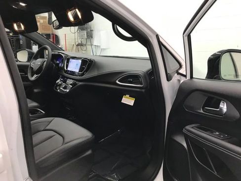 New 2025 Chrysler Pacifica Select image 28