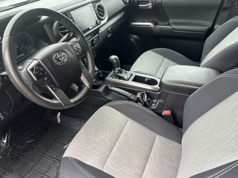Used 2022 Toyota Tacoma TRD Off-Road AWD/4WD image 11