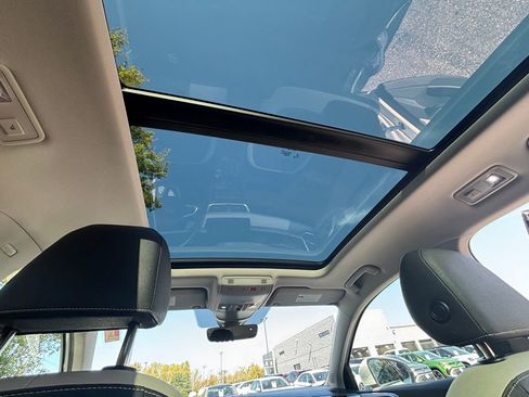 Certified 2025 Volkswagen Taos SE image 19