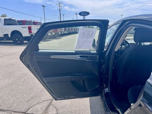 Used 2019 Ford Fusion SE AWD/4WD image 14