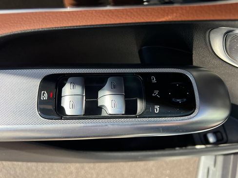 Used 2025 Mercedes-Benz GLC 350e 4MATIC image 11