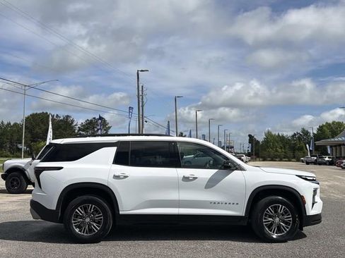Used 2025 Chevrolet Traverse LT FWD image 5