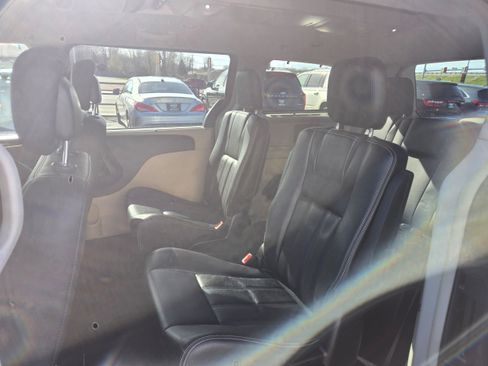 Used 2016 Chrysler Town & Country Touring w/ Driver Convenience Group FWD image 9
