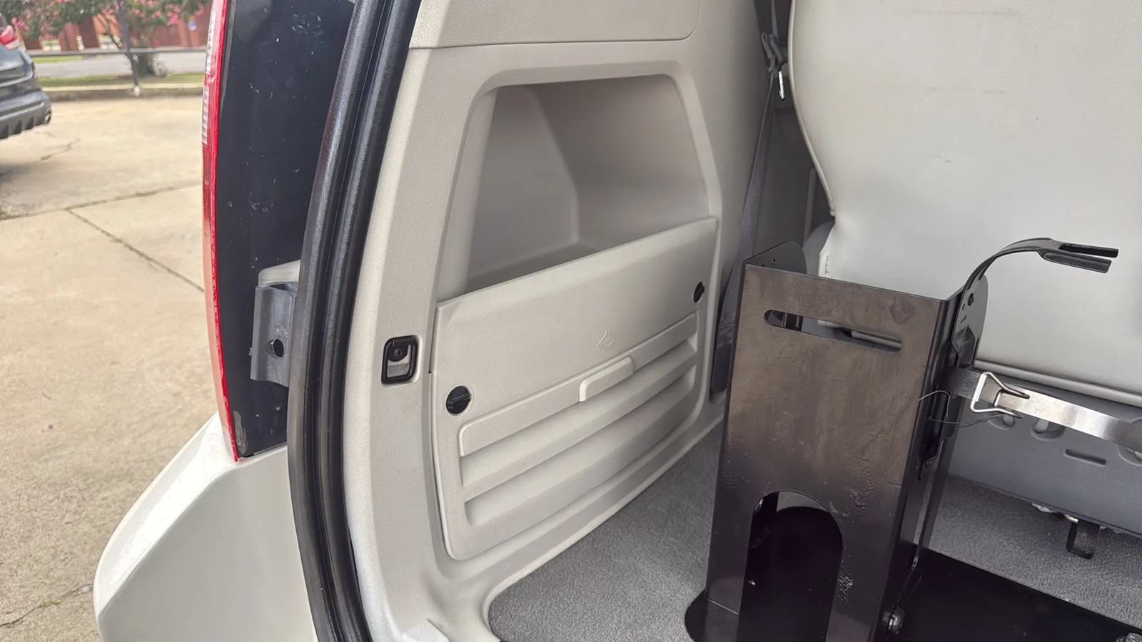 Used 2010 Dodge Grand Caravan SE w/ Climate Group FWD image 16