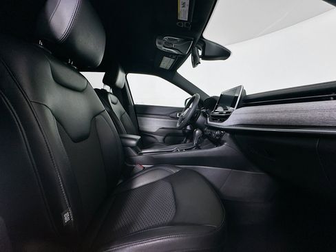 Used 2025 Jeep Compass Latitude image 30