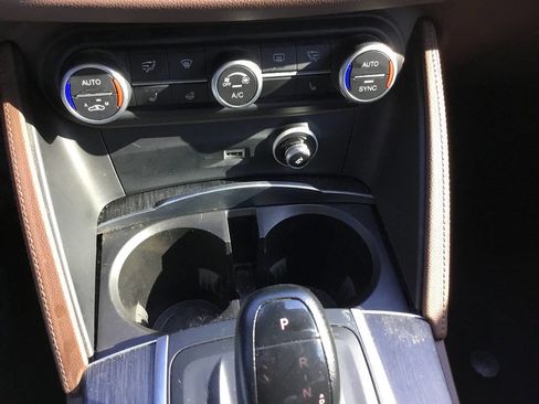Used 2019 Alfa Romeo Stelvio AWD image 38