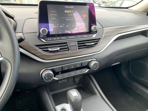 Used 2025 Nissan Altima 2.5 SV FWD image 14