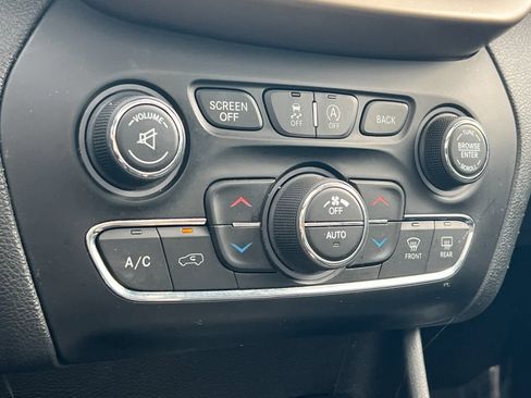 Used 2015 Jeep Cherokee Limited image 22