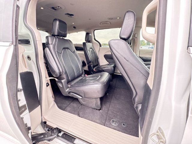 Used 2022 Chrysler Pacifica Touring-L w/ Uconnect Theater Family Group FWD image 27