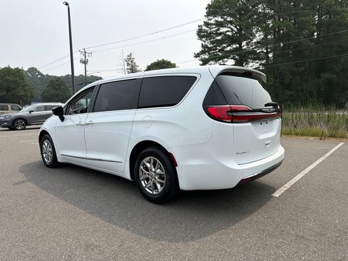 Used 2024 Chrysler Pacifica Touring-L FWD image 7