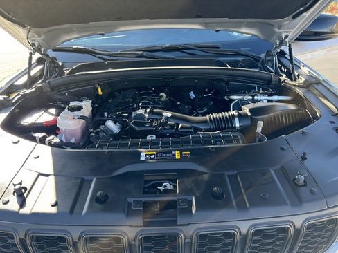 Used 2024 Jeep Grand Cherokee L Laredo image 37