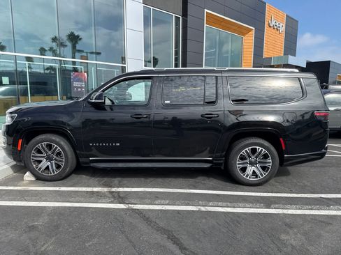 Used 2024 Jeep Wagoneer L Series II RWD image 19