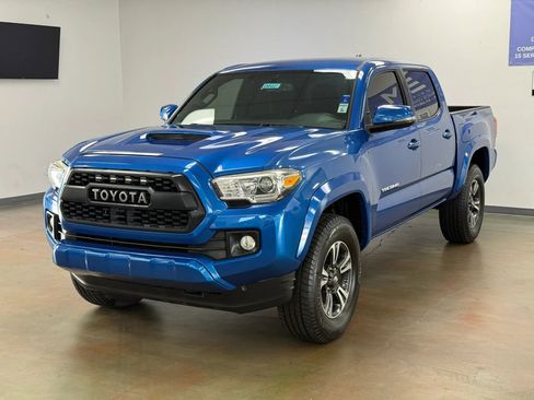 Used 2016 Toyota Tacoma TRD Sport w/ Towing Package image 4