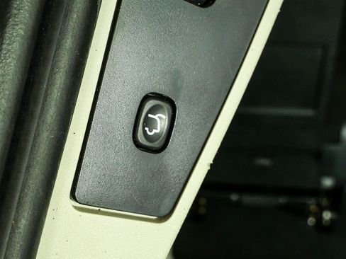 Used 2016 Dodge Grand Caravan SXT w/ UConnect Hands-Free Group FWD image 31