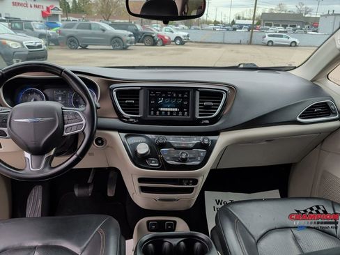Used 2018 Chrysler Pacifica Touring-L FWD image 18