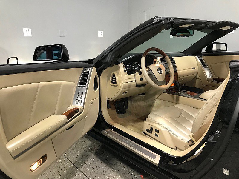 Used 2007 Cadillac XLR RWD image 17
