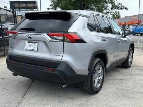 Used 2022 Toyota RAV4 LE AWD/4WD image 5