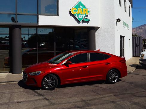 Used 2017 Hyundai Elantra SE image 4