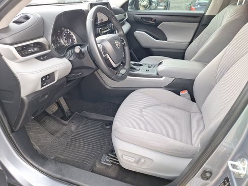 Used 2023 Toyota Highlander LE FWD image 15