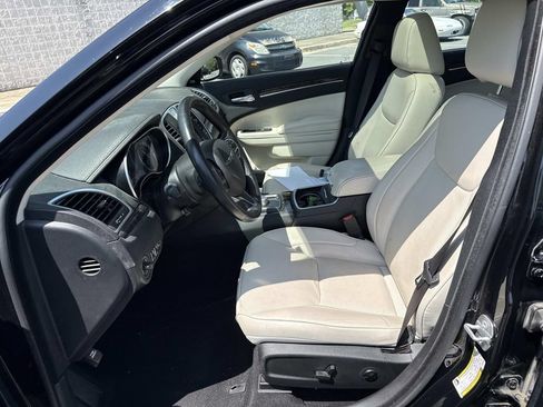 Used 2021 Chrysler 300 Touring L RWD image 8